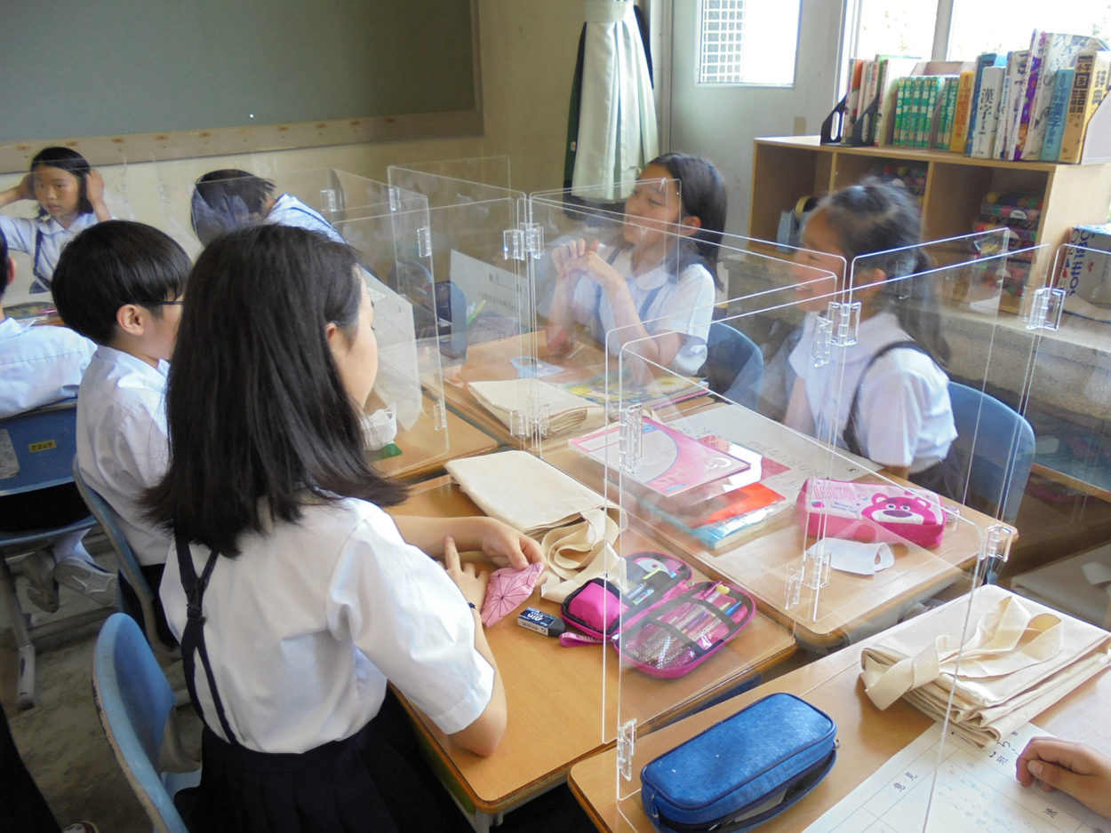 富山大学附属小学校へ飛沫防止パーテーションを寄贈